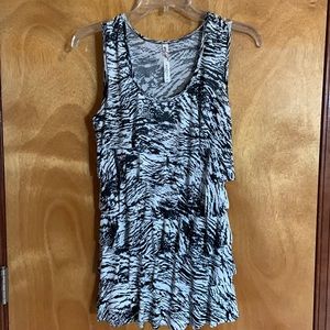 💥SALE💥 Andrea ruffle sleeveless top size medium black and white